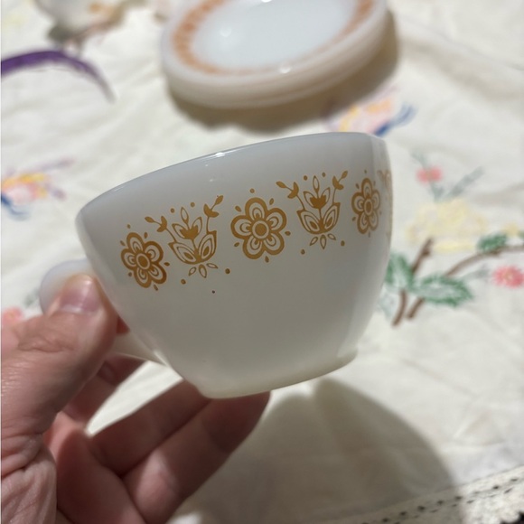 Vintage Termo- Rey Floral Milk Glass Cups and Saucers Set - Picture 4 of 8